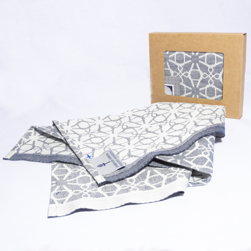 Pyyhe lahjalaatikossa / Towel in a gift box (Rosetti pattern) (PR0337)